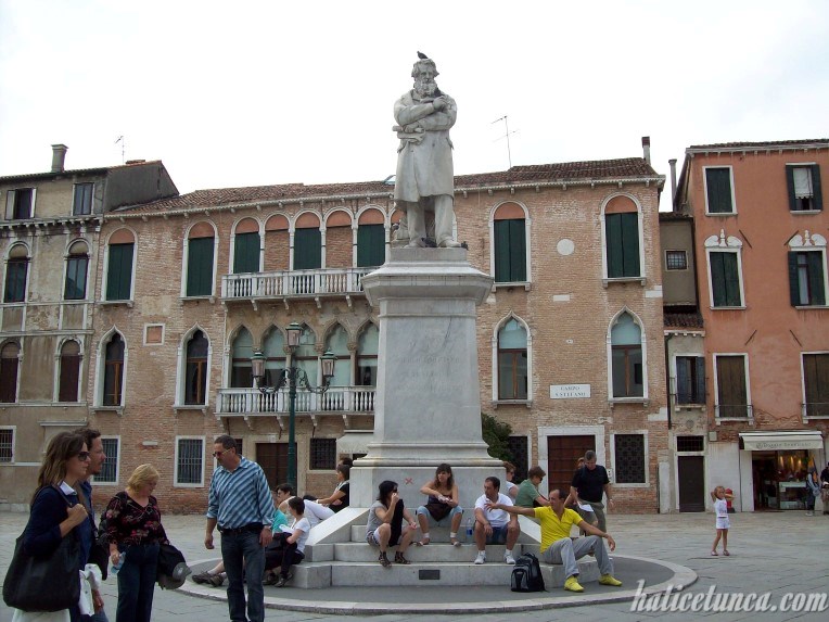 Statue of Nicolò Tommaseo