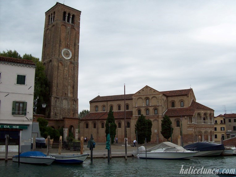Aziz Meryem ve Donato Bazilikası ve Çan kulesi