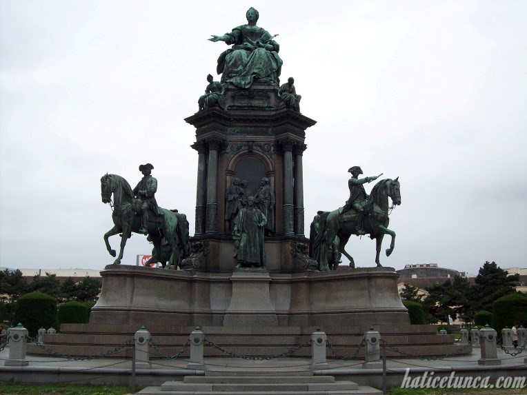 Maria Theresa Meydanı