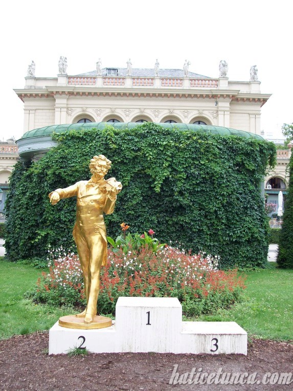 Johann Strauss Heykeli - Şehir Parkı