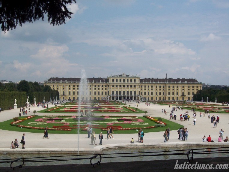 Schönbrunn Palace from Neptün Fountain