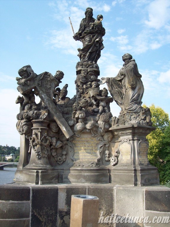Karl Köprüsü'ndeki heykellerden biri