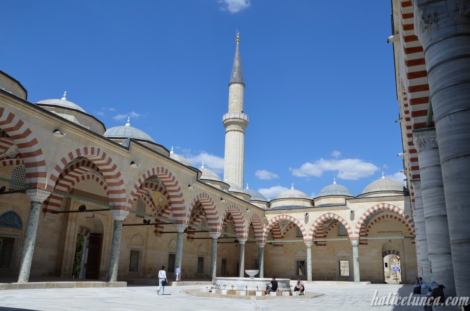 Üç Şerefeli Camii