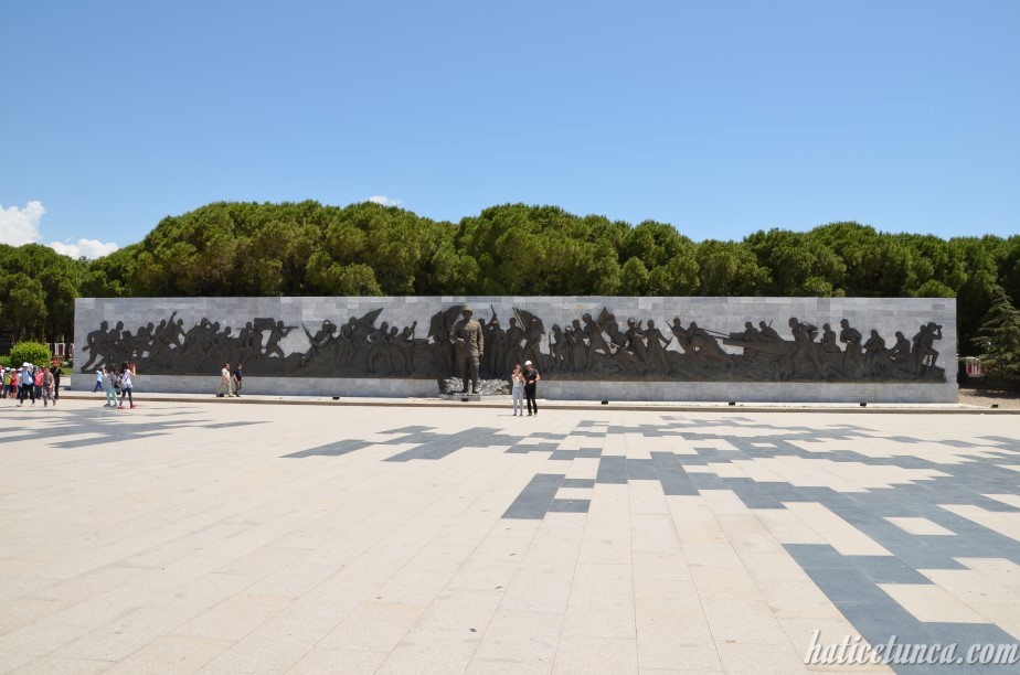 Vatan ve Milli Mücadele Anıt Rölyefi ve Atatürk Heykeli