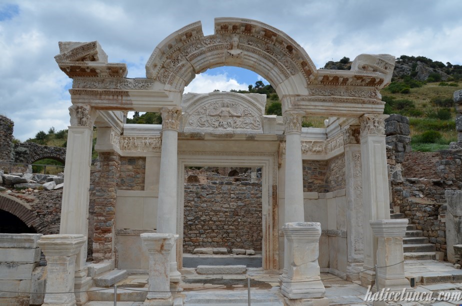 Hadrianus Tapınağı