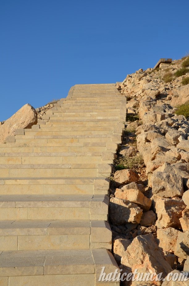 Nemrut Dağı'na çıkan merdivenler