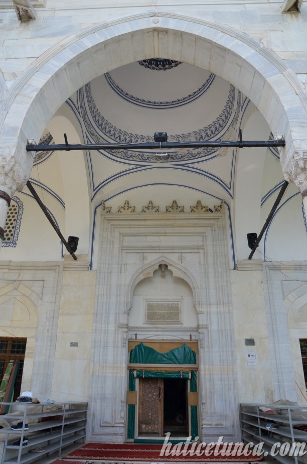 Mustafa Paşa Cami giriş kapısı