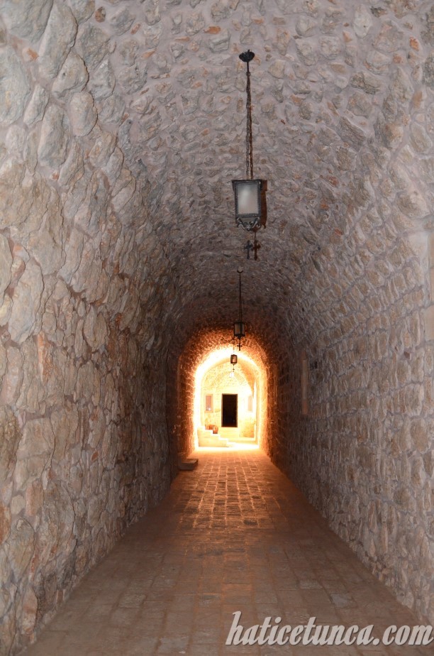 Mor Gabriel Manastırı koridorları